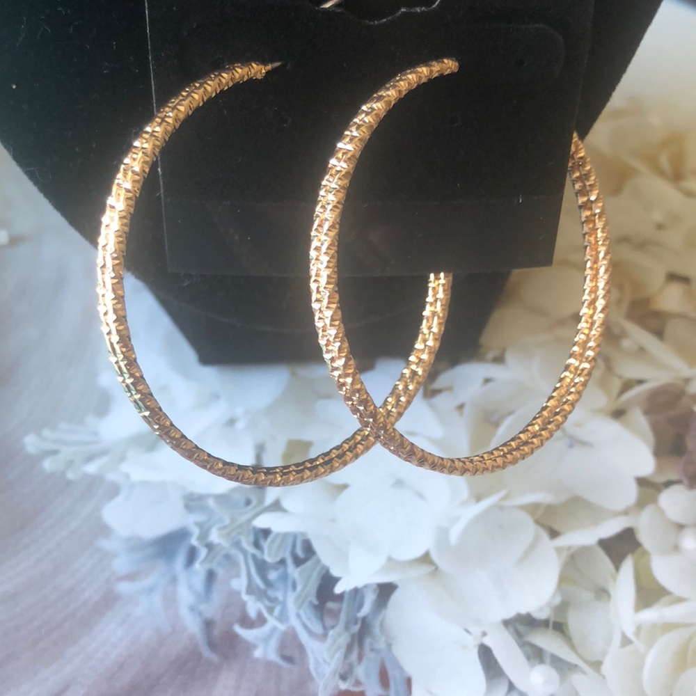 medium sized gold hoop textured earrings - Picture 4 of 4